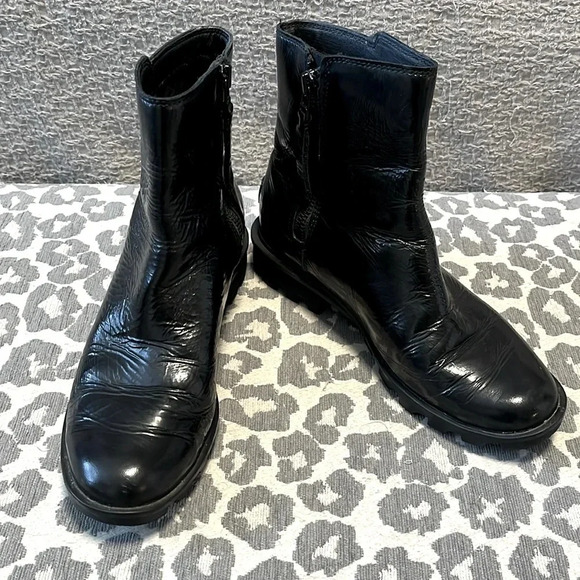 HOST PICK ✨SOREL Patent Leather Chelsea Boots Waterproof, Size 8 - Picture 2 of 9